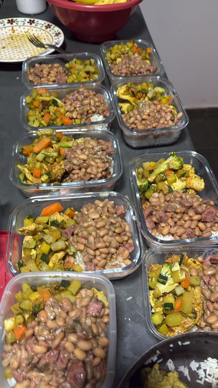 Refeição saudável com arroz, feijão, proteína grelhada e salada fresca