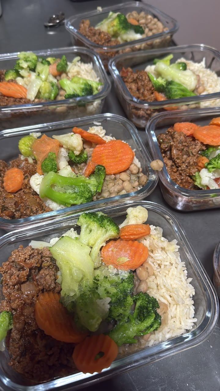 Prato prático e equilibrado com vegetais e comida de verdade