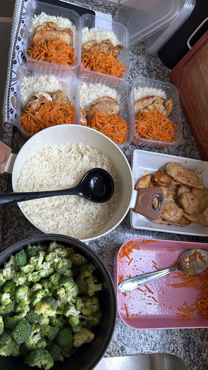 Refeição planejada com comida caseira nutritiva para rotinas reais